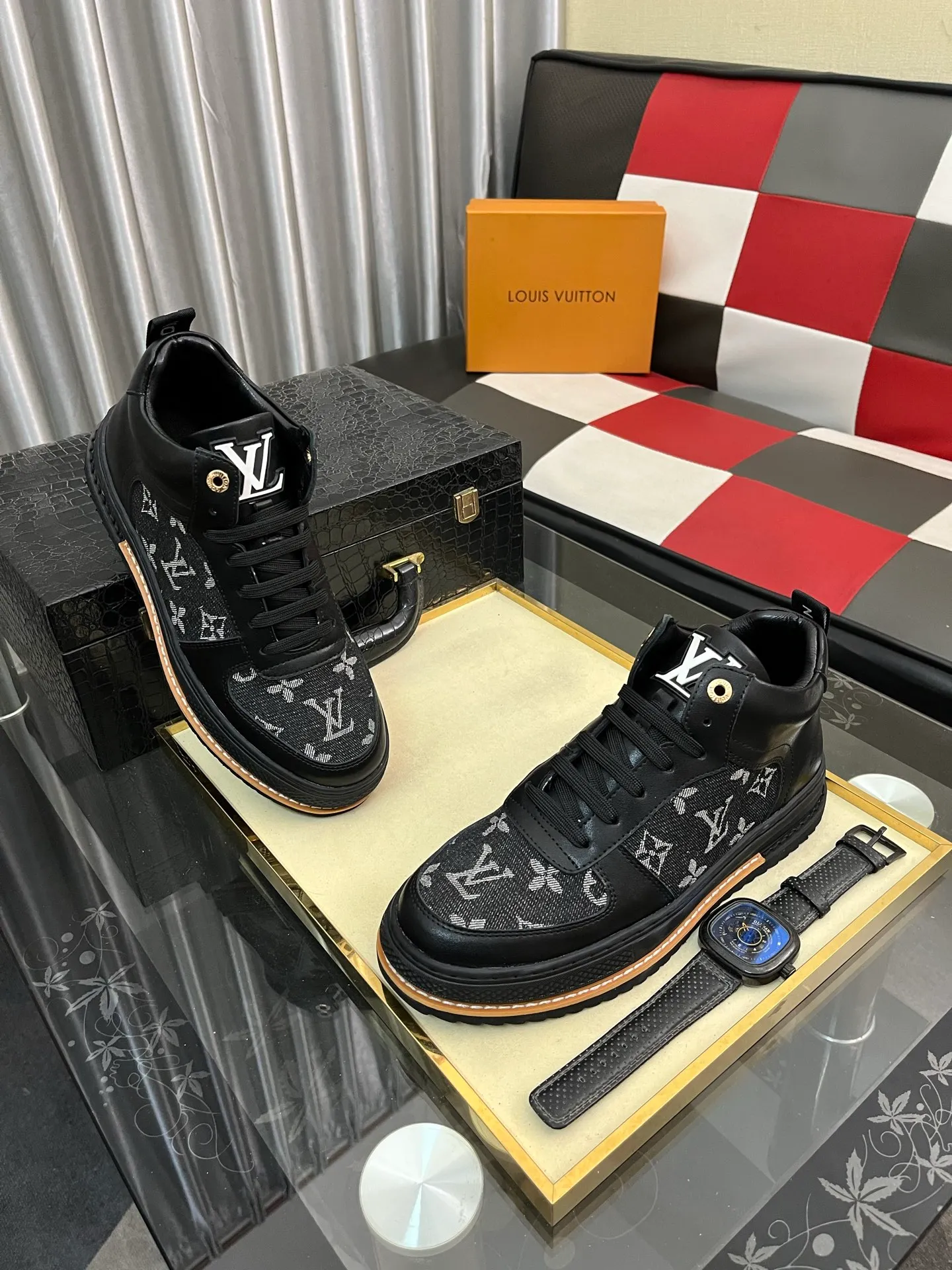 Ex-factory price: 420⌚️⌚️《Louis vuitton/LV Louis Vuitton》original quality.~ Unique modern style sneakers. 🏃A must-have casual shoe for trendy men😍😍 Original brand imported from Italy, imported original leather, cowhide lining (refuses to discolor and grind feet) sole: original sole provided by the original factory, French lazy style design ⚠️Fit to the feet, original quality, super comfortable original sole. Code number: 38-442️⃣Colors available